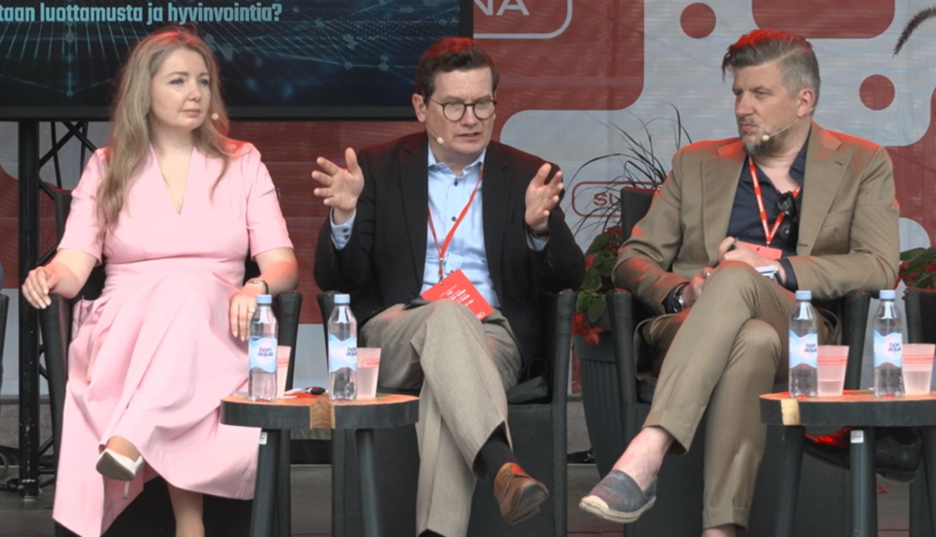 Anna Lahtinen (Haaga-Helia), Kaius Niemi (Miltton Group) ja Mikael Nylund (Gofore) SuomiAreenan Kirkkolavalla keskustelemassa tekoälystä johtajana.